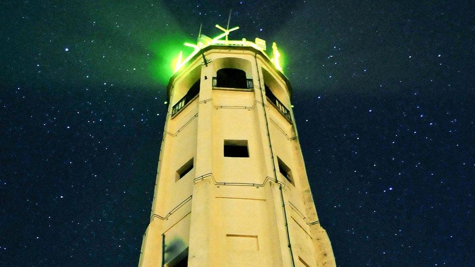 Il faro voltiano di San Maurizio all’epoca in cui ancora era attiva l’illuminazione tricolore