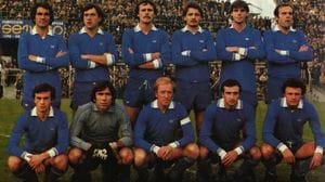 Sopra Gozzoli terzo in piedi da destra; sotto è il secondo da destra a una reunion qualche anno fa con Cavagnetto, Melgrati, Fontolan e Centi