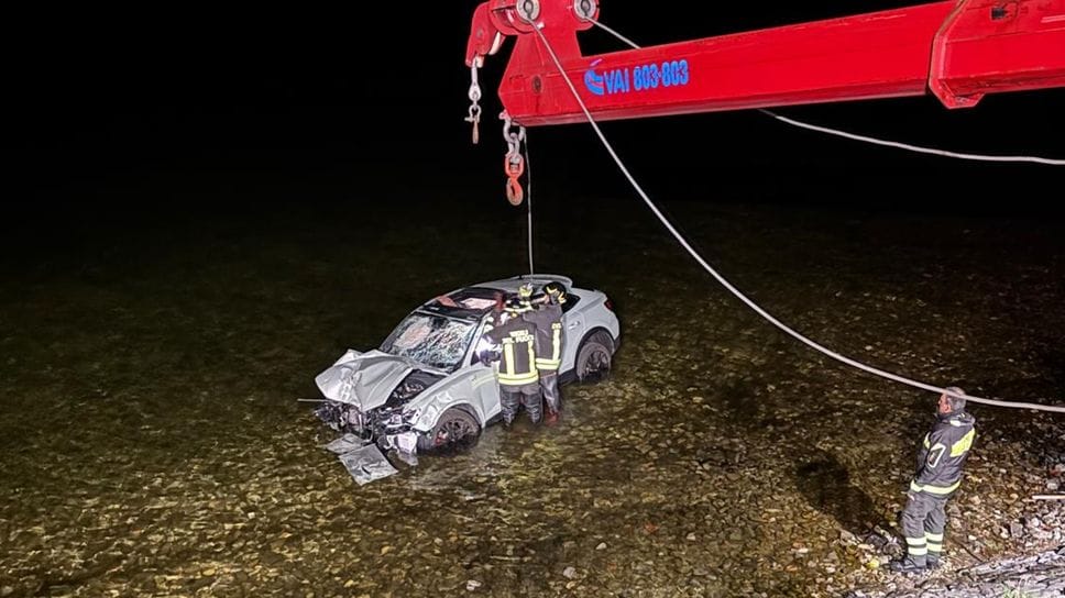L’auto semidistrutta finita nel lago