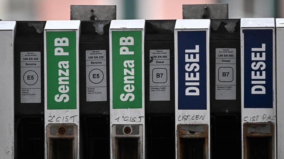 Il taglio vale 25 centesimi sul prezzo di gasolio e benzina