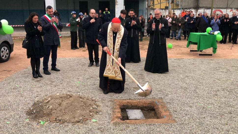 Il vescovo Oscar Cantoni non ha avuto paura di “sporcarsi le mani”