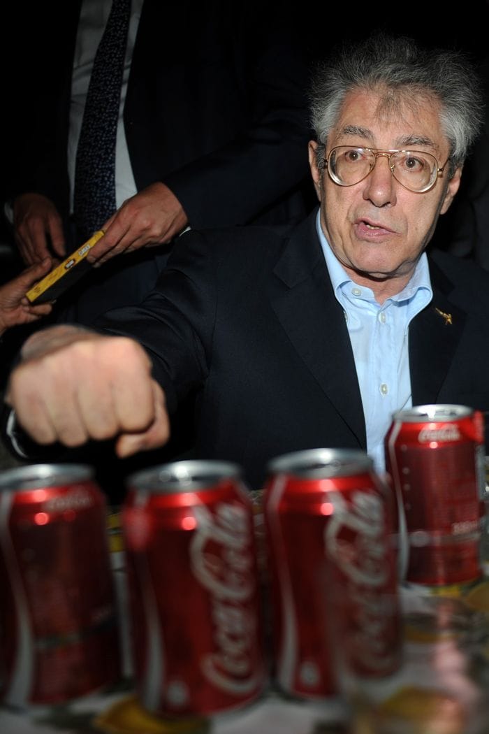 GOVERNO: BOSSI, NOMINA MINISTRO SVILUPPO SPETTA A BERLUSCONI Il leader della Lega Nord Umberto Bossi finge di sferrare un pugno a delle lattine di Cocacola alla "festa del lago" di Lezzeno, sul lago di Como, organizzata dalla Lega Nord, ieri sera sabato 24 luglio. ANSA/MILO SCIAKY
