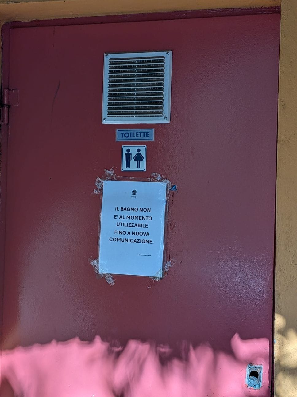 Cattivi odori e incuria: i bagni da incubo al campo giochi dietro San Fedele