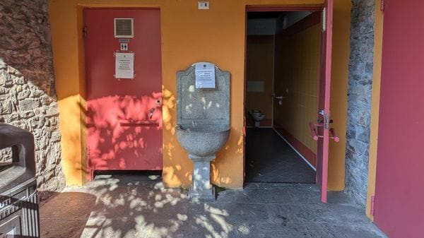 Cattivi odori e incuria: i bagni da incubo al campo giochi dietro San Fedele