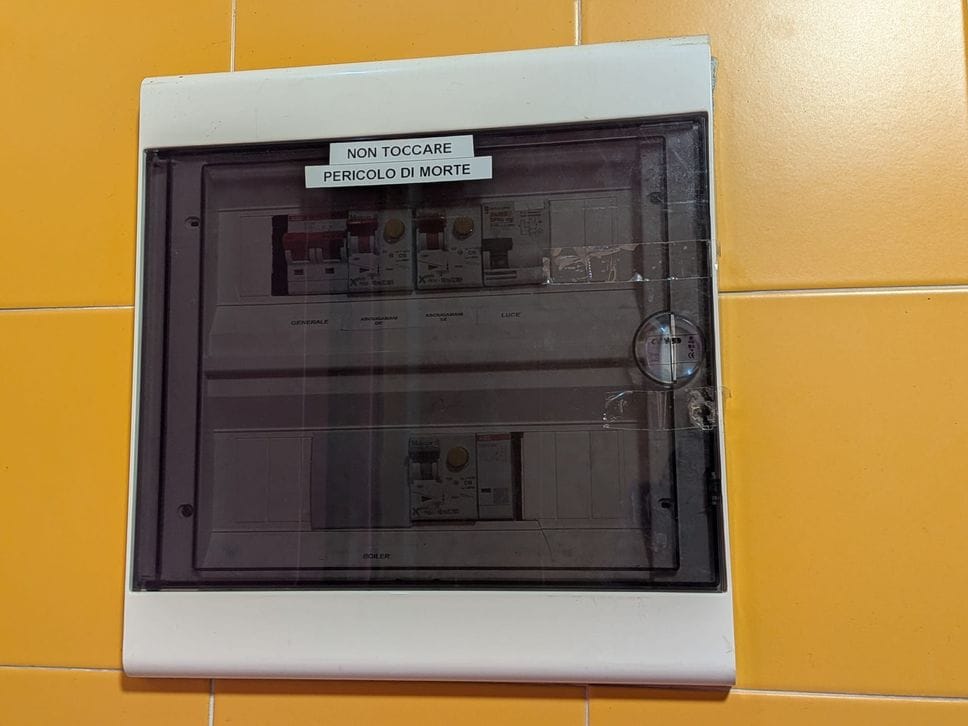 Cattivi odori e incuria: i bagni da incubo al campo giochi dietro San Fedele