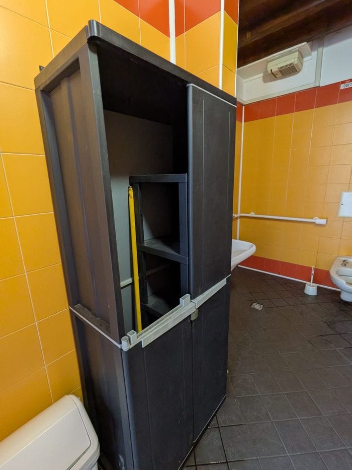 Cattivi odori e incuria: i bagni da incubo al campo giochi dietro San Fedele