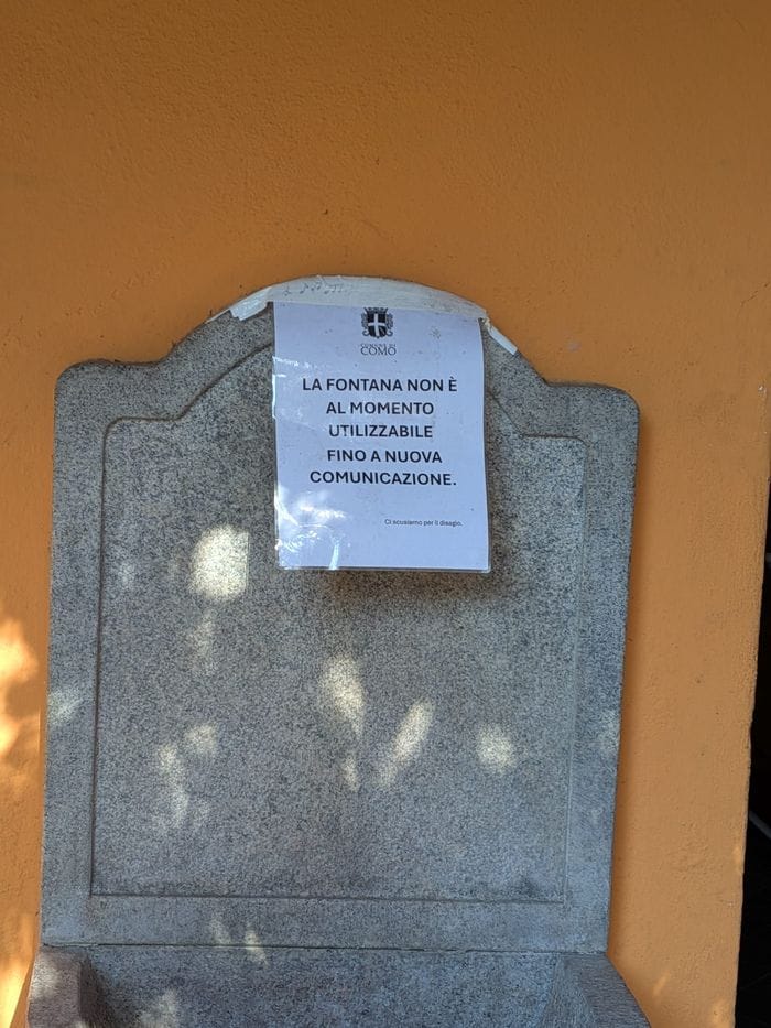 Cattivi odori e incuria: i bagni da incubo al campo giochi dietro San Fedele