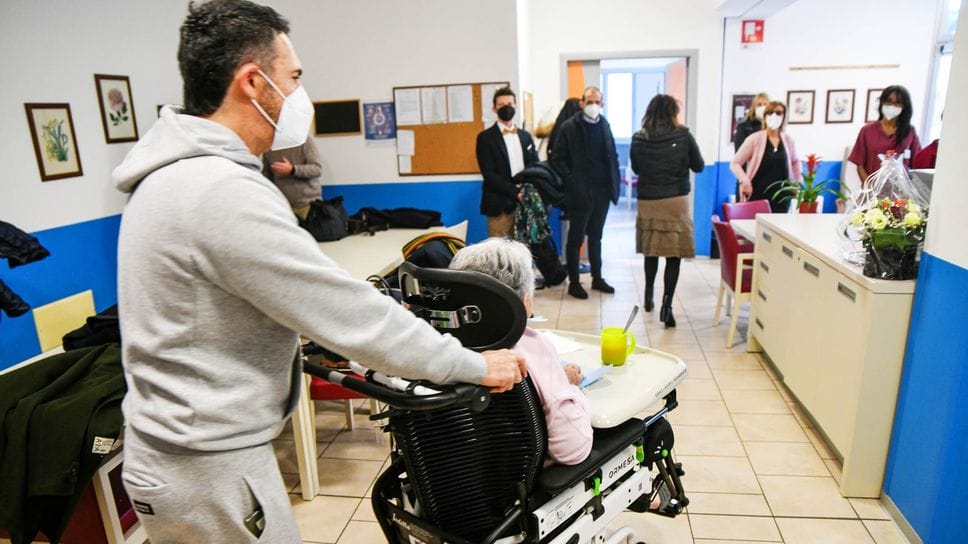 Il rincaro delle Rsa: tremila euro al mese e liste d’attesa infinite