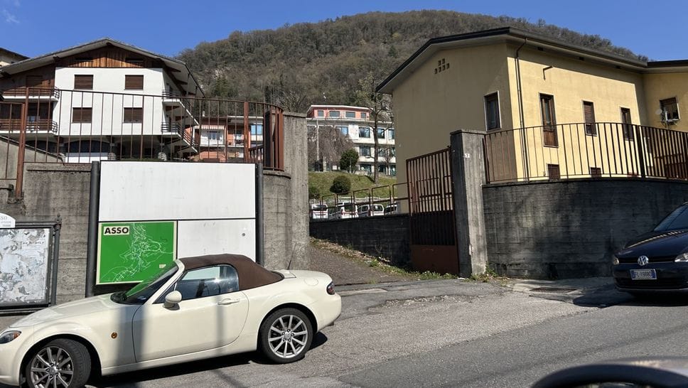 Antenna telefonica davanti alle scuole. Il sindaco: «Chiederemo di spostarla»