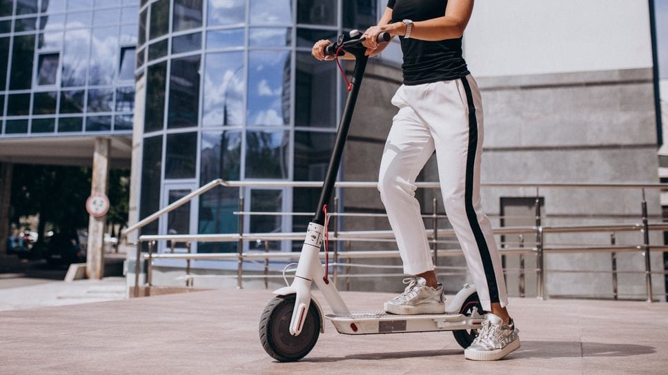 Targa e polizza rc per i monopattini: «Era ora, sono rischiosi»