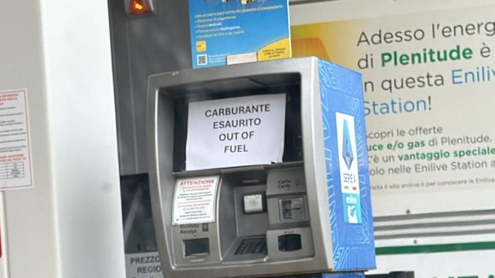 Carburante esaurito ai distributori. «Hanno tenuto i prezzi più bassi»