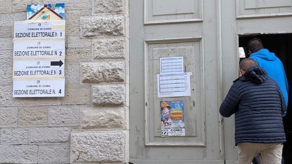 Cittadini in coda per il referendum. Urne aperte fino alle 15 di lunedì