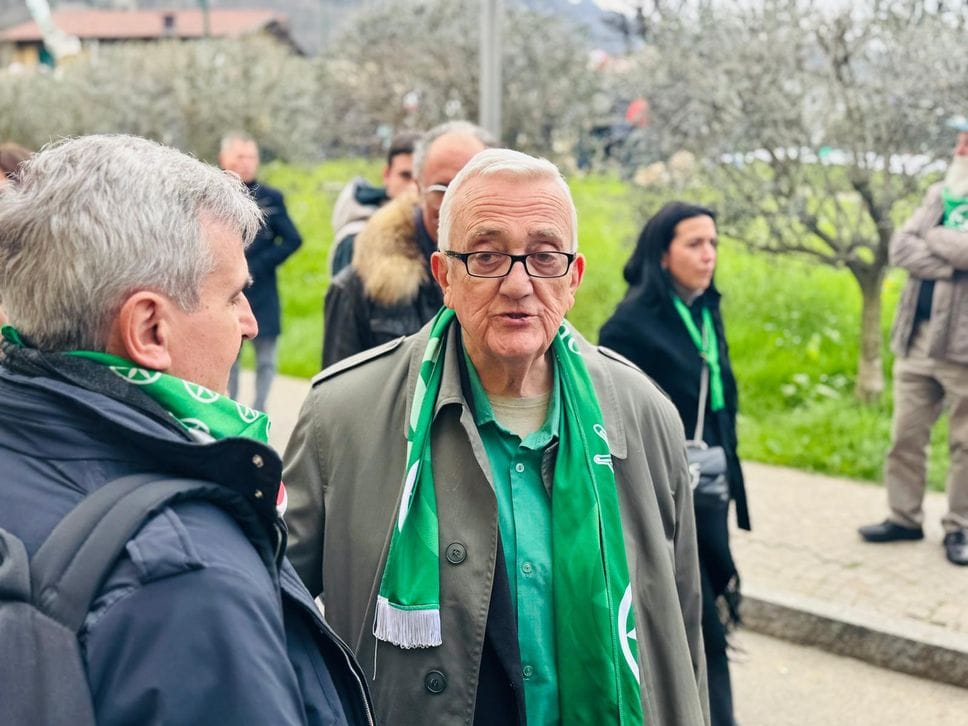 I funerali di Umberto Bossi a Pontida. Lo striscione: «Grazie capo, la tua storia vivrà sempre con noi»