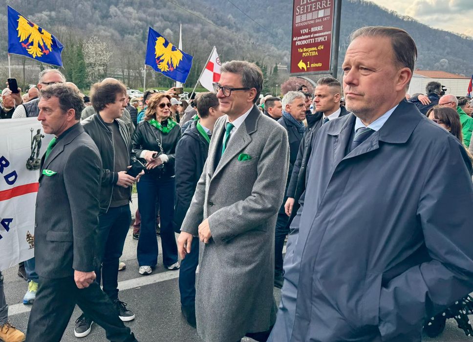 I funerali di Umberto Bossi a Pontida. Lo striscione: «Grazie capo, la tua storia vivrà sempre con noi»
