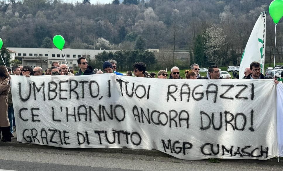 I funerali di Umberto Bossi a Pontida. Lo striscione: «Grazie capo, la tua storia vivrà sempre con noi»