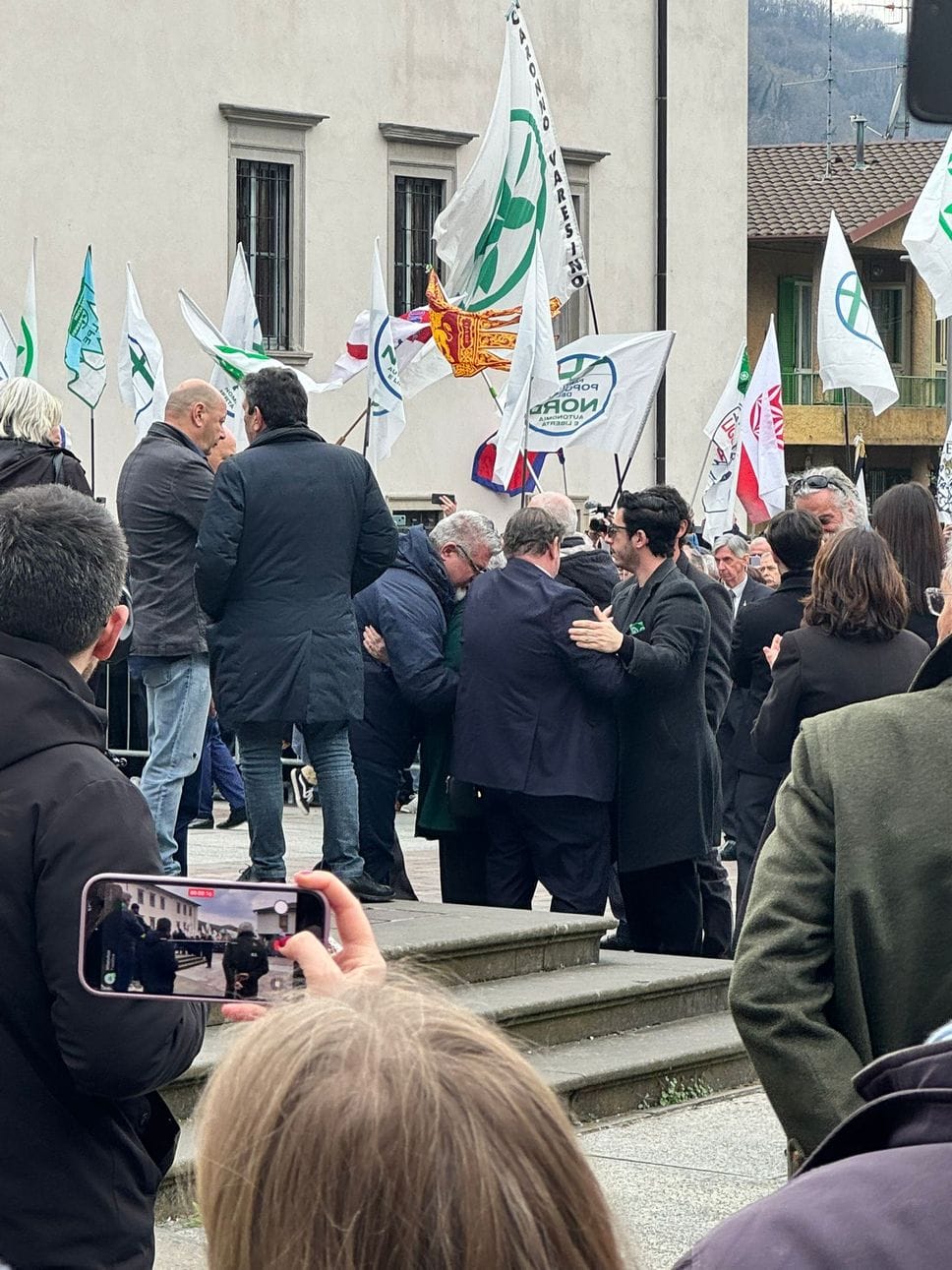 I funerali di Umberto Bossi a Pontida. Lo striscione: «Grazie capo, la tua storia vivrà sempre con noi»