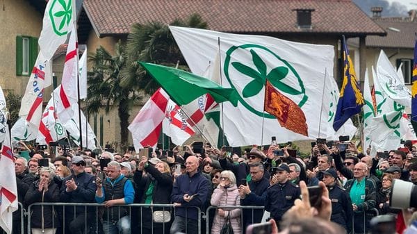 I funerali di Umberto Bossi a Pontida. Lo striscione: «Grazie capo, la tua storia vivrà sempre con noi»
