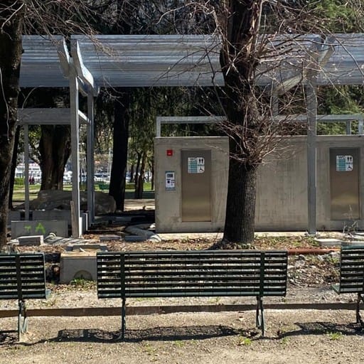 Giardini, la “battery”. «Sfregio di cemento al parco»