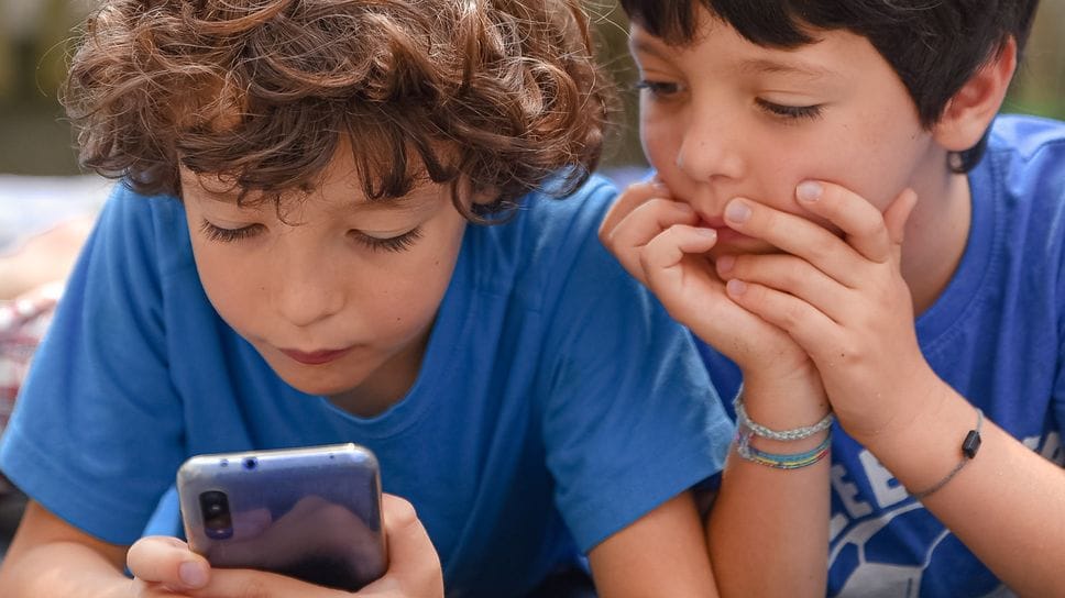 Troppa tecnologia nell’infanzia. «Patto digitale fuori dalle scuole»