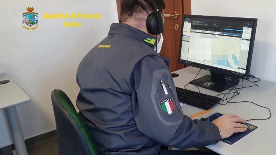 Truffe sui cellulari in aumento. Anziani a lezione per difendersi