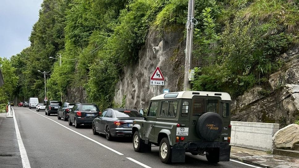 Bussa e minaccia anziano con il falcetto. Poi scappa in bici, bottino di 200 euro