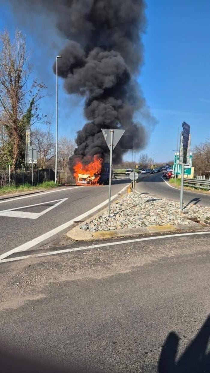 A9 chiusa a Lomazzo Nord: furgone in fiamme. Nella notte un altro incendio in autostrada