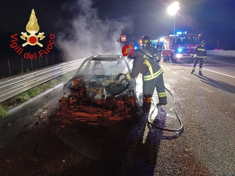A9 chiusa a Lomazzo Nord: furgone in fiamme. Nella notte un altro incendio in autostrada