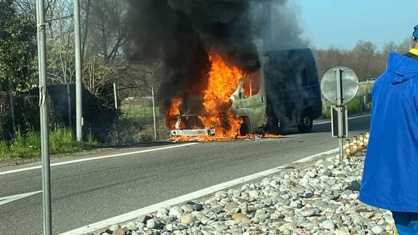 A9 chiusa a Lomazzo Nord: furgone in fiamme. Nella notte un altro incendio in autostrada