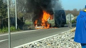 A9 chiusa a Lomazzo Nord: furgone in fiamme. Nella notte un altro incendio in autostrada