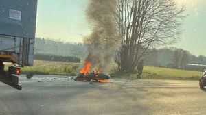 Moto in fiamme dopo lo scontro: statale bloccata a Montorfano