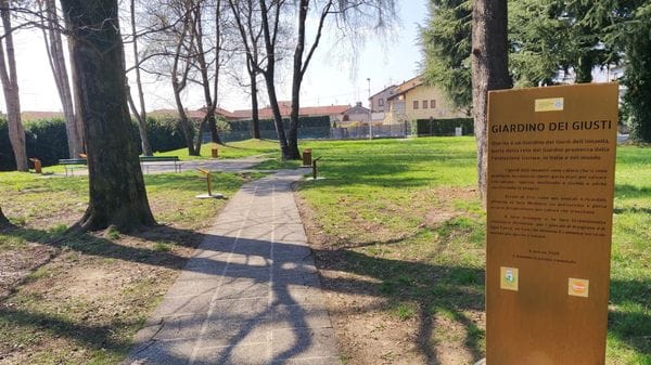 Sfregio al Giardino dei Giusti: «Usato come toilette per cani»