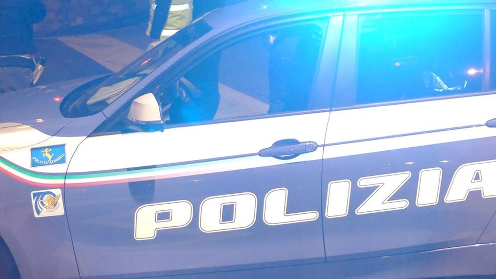 Aggredisce i poliziotti e guardie giurate al Sant’Anna: arrestato