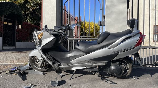 Con lo scooter contro un’auto: morto