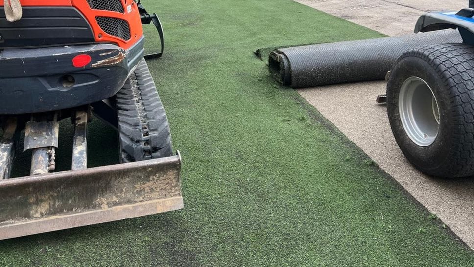 Erba sintetica nelle scuole di Como, nuova polemica: «Conseguenze sulla salute dei bambini»