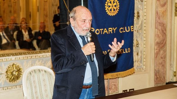 Galimberti ai giovani: «Scendete in piazza, vi è stato rubato il futuro»