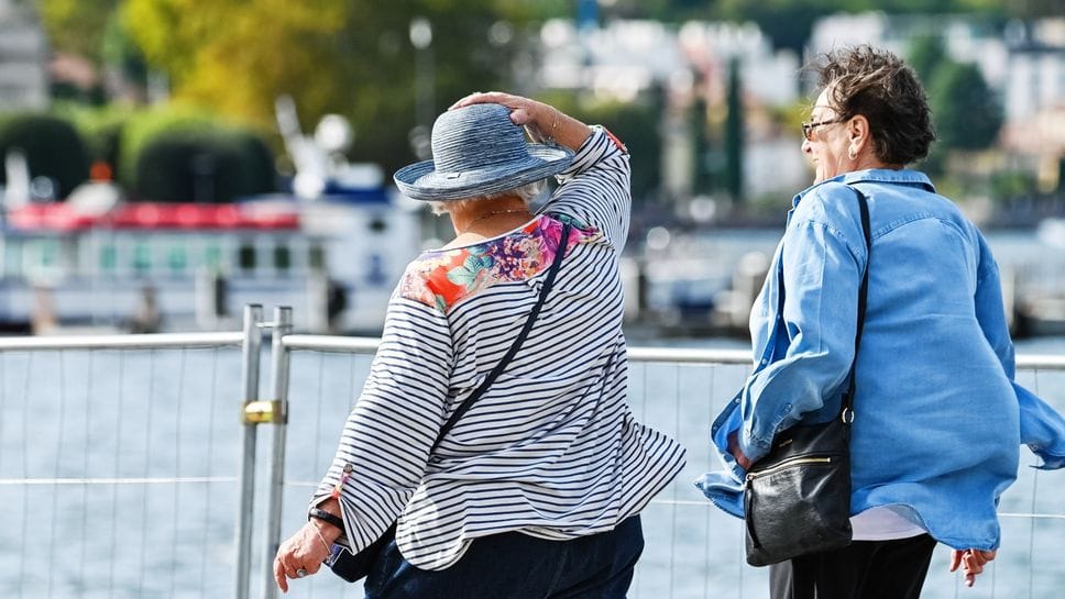 Il vento spazza la provincia, a rischio alberi, tetti  e ponteggi 