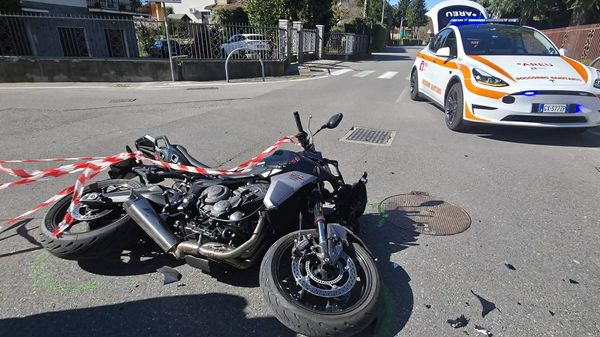 La moto contro una Skoda Ferito un uomo di 53 anni
