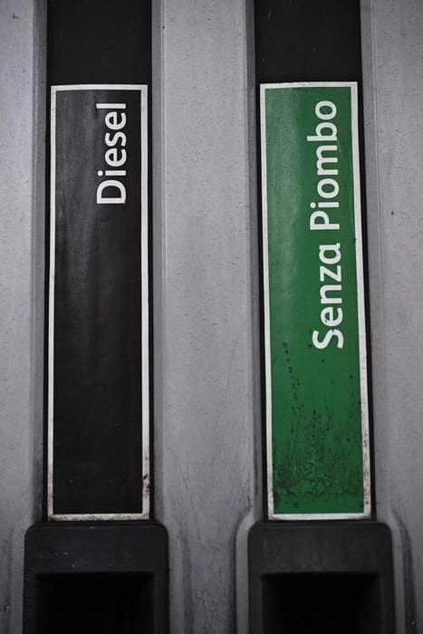 Mimit, in Italia gli aumenti dei carburanti più contenuti tra i grandi Paesi europei