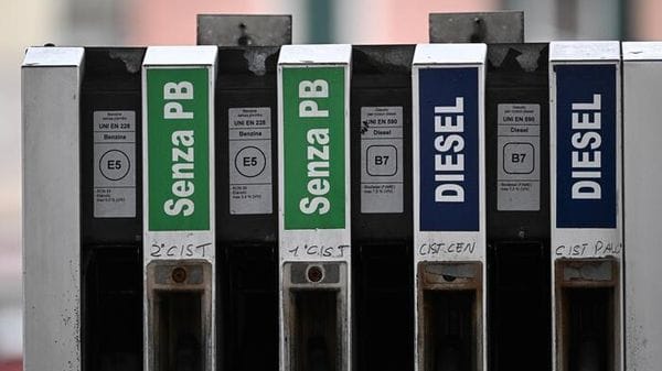 Mimit, prezzo medio self benzina a 1,74 euro a litro, gasolio a 2,04 euro