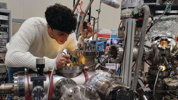 Scoperto nuovo effetto quantistico, la luce controlla lo spin degli elettroni