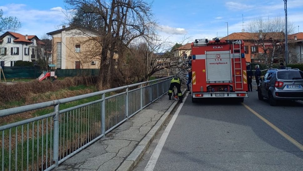 Vento forte in tutta la provincia, gli interventi dei Vigili del Fuoco