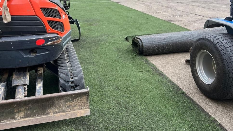 Erba sintetica nelle scuole, il Pd attacca Rapinese: «Quello che non sa gestire lo elimina»