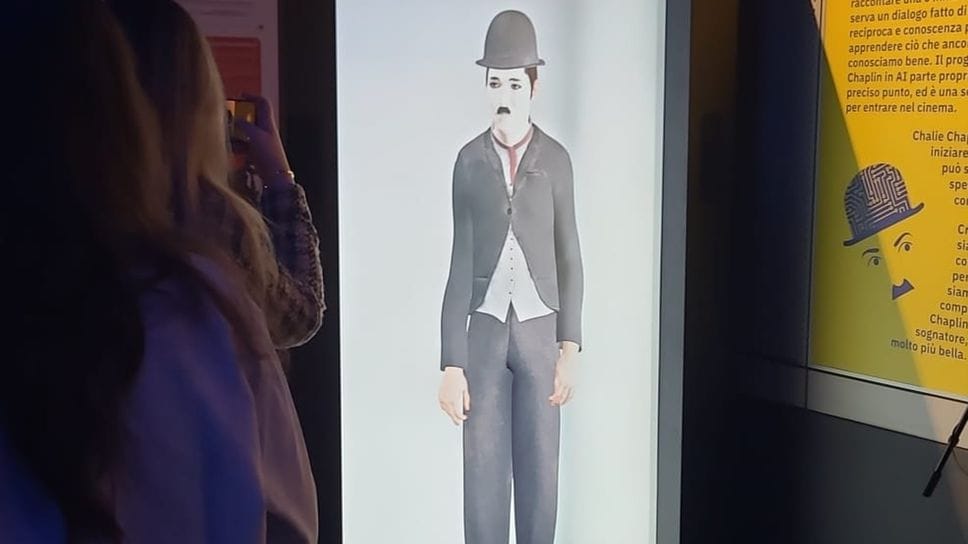 Charlot rivive alla mostra. L’ologramma è comasco