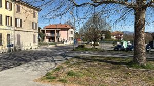 Cade con il monopattino: ferito alla testa