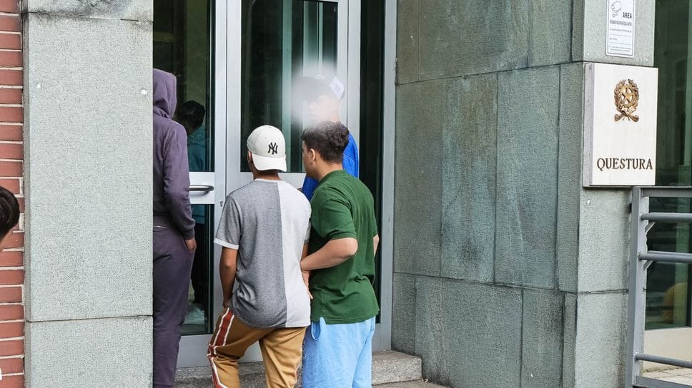 Caricato in aereo e rimandato a casa. Aveva preso a pugni la capotreno