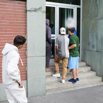 Caricato in aereo e rimandato a casa. Aveva preso a pugni la capotreno