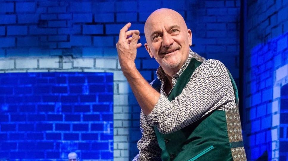 Claudio Bisio, una vita “raccontata male”. Al Sociale il monologo scritto da Piccolo