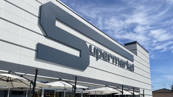 Immigrati ubriachi al market: bottigliata in testa al direttore 