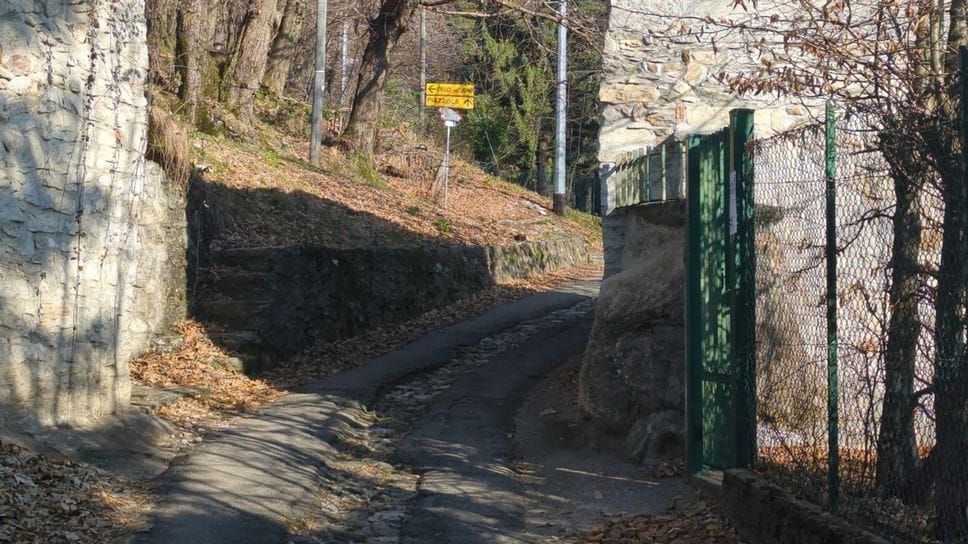 Un tratto di via per Piazzola, nei pressi del punto della caduta