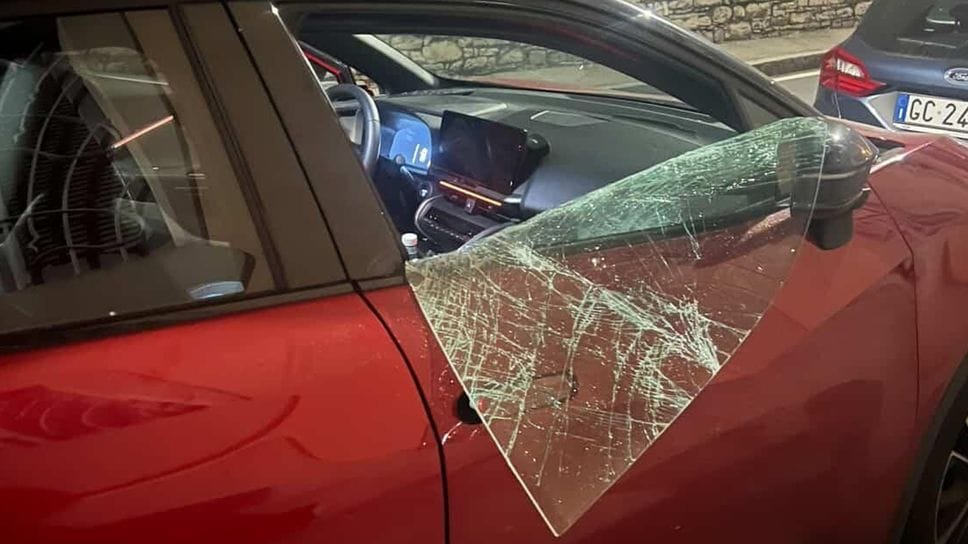 Vetri rotti in via Rezia